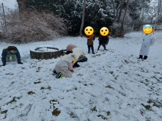 Hirten, Schafe und ein Engel auf einer verschneiten Wiese