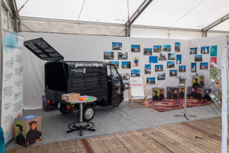 Stand des Dekanats auf der Oberlandausstellung ohne Menschen mit Ape im Vordergrund