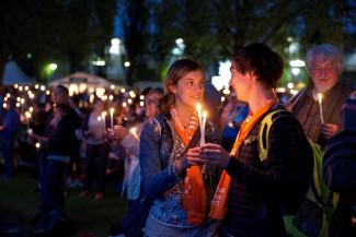 Menschen im Freien bei Kerzenschein