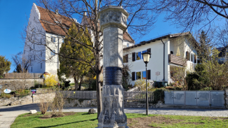 Friedensmal: Am Zuweg zur St. Nikolaus Kirche steht das Friedensmal, das am 27. April 2025 eingeweiht werden wird.