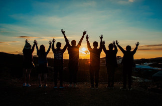 Jugendliche vor Sonnenuntergang