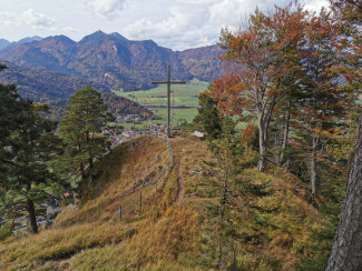 Blick über das Heldenkreuz in Eschenlohe aufs Ettaler Manndl