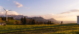 Windrad vor Bergpanorama